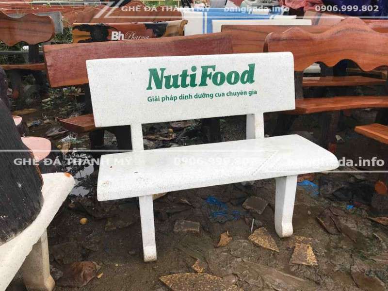 Nuitifood tặng ghế đá trường học 2