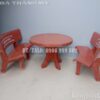 Bộ bàn ghế đá tròn màu đỏ 2 ghế cong