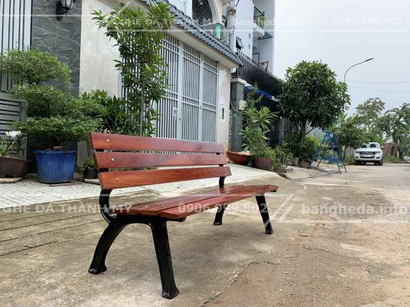 bàn ghế gang đúc 3