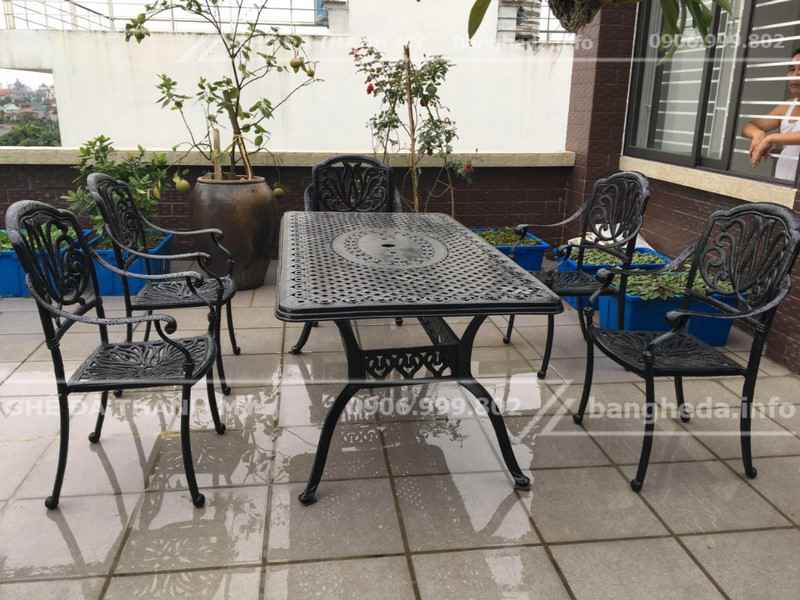 bàn ghế gang đúc ngoài trời 1