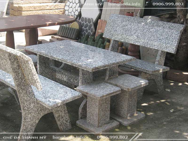 Giá bàn ghế đá hoa cương dao động theo loại đá (nội địa hay nhập khẩu), kích thước bộ ghế và kiểu dáng.